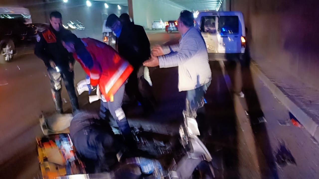 Gaziantep'te arızalandığı için duran araca çarpan motosiklet sürücüsü hayatını kaybetti