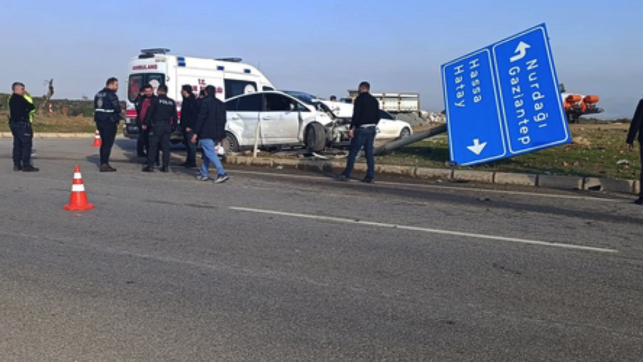 Gaziantep'te Kaza! 2 Otomobil Çarpıştı: 4 Yaralı