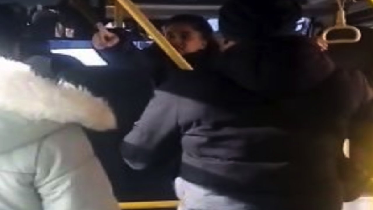 Kocasını sevgilisiyle minibüste yakaladı! Kocasının sevgilisiyle saç saça baş başa kavga etti... İşte O Anlar