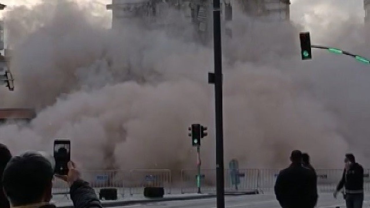 Gaziantep'te ağır hasarlı 9 katlı bina, yıkım çalışması esnasında çöktü