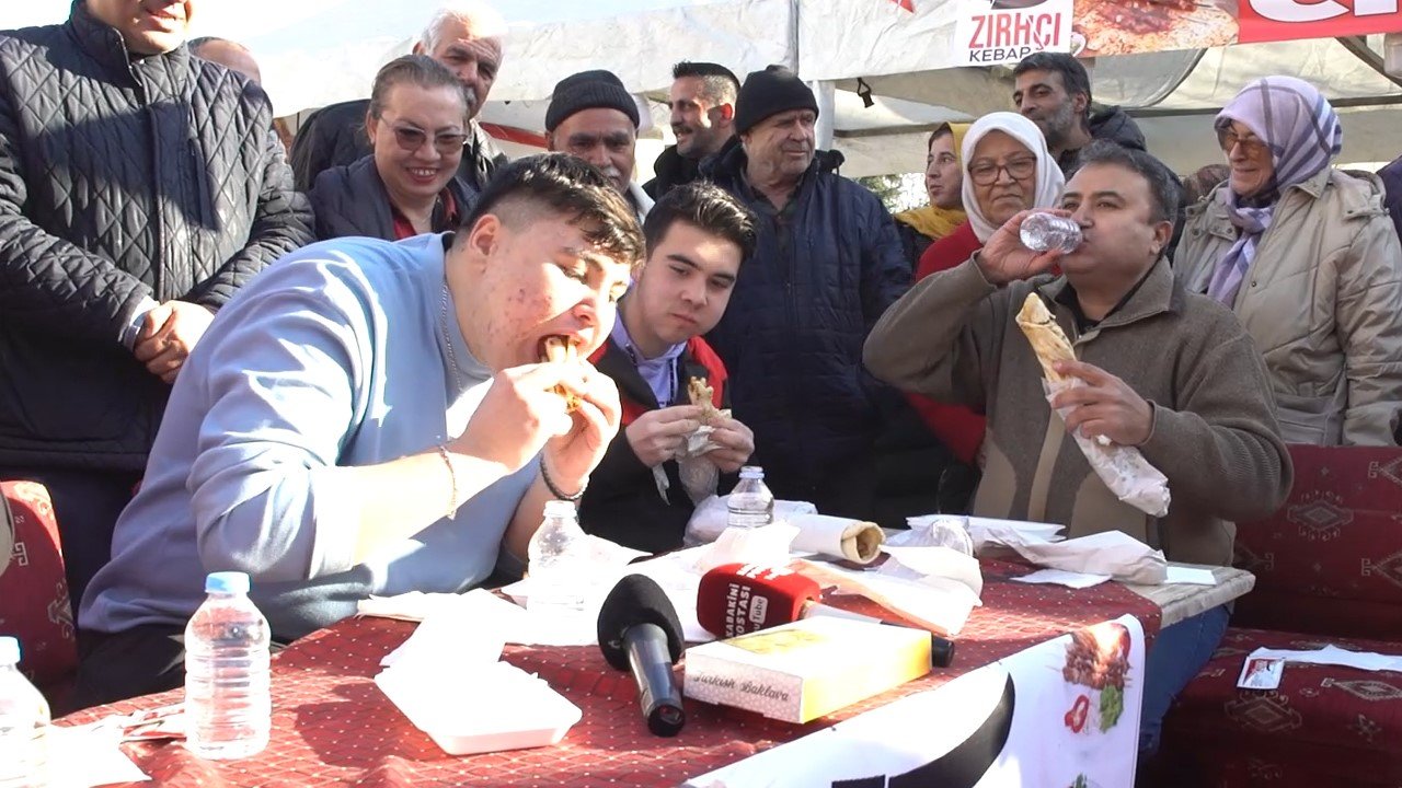 En lezzetli yarışma! Kebabı en hızlı yiyen altın değerindeki Gaziantep baklavasını kaptı