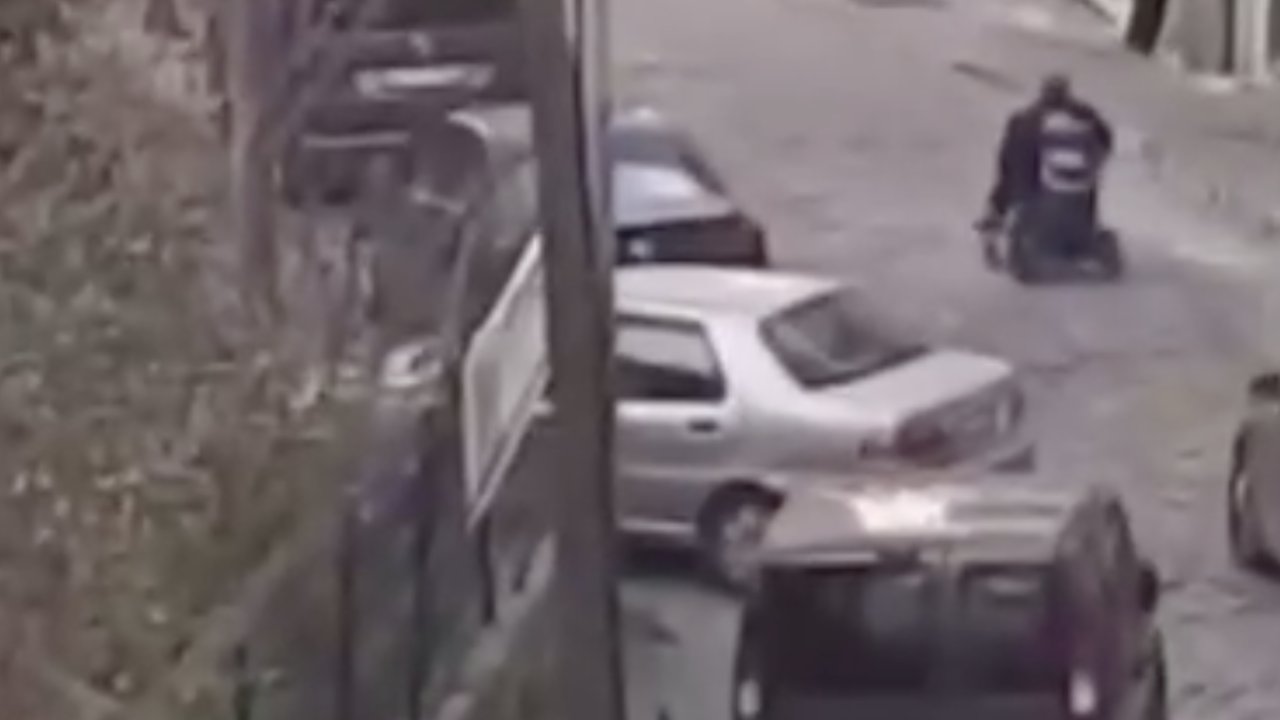 Yürüme engelli bir kişi, eski eşini 2 el ateş ederek yaraladıktan sonra akülü sandalye ile olay yerinden kaçtı