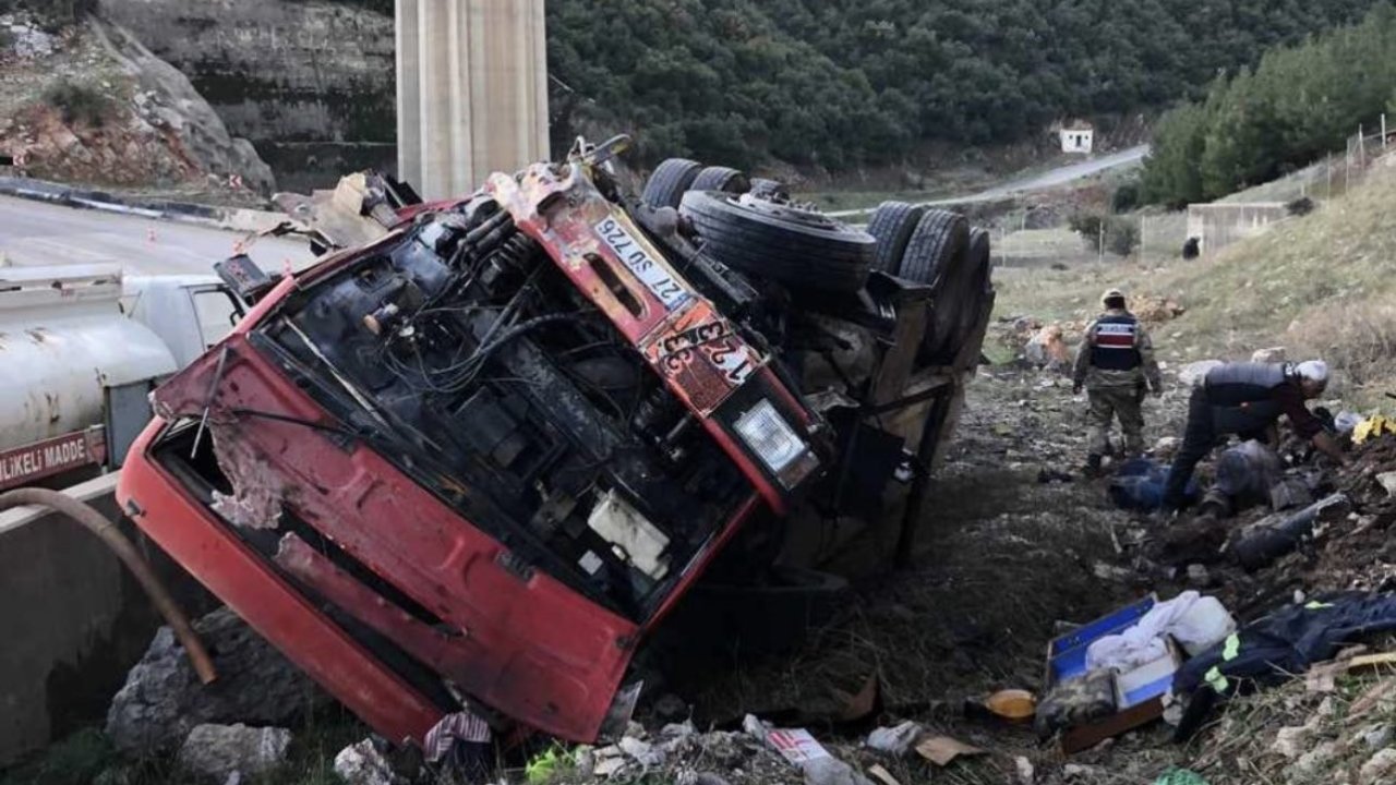 Gaziantep'te korkunç trafik kazası! Uçuruma yuvarlanan akaryakıt yüklü tankerin sürücüsü öldü