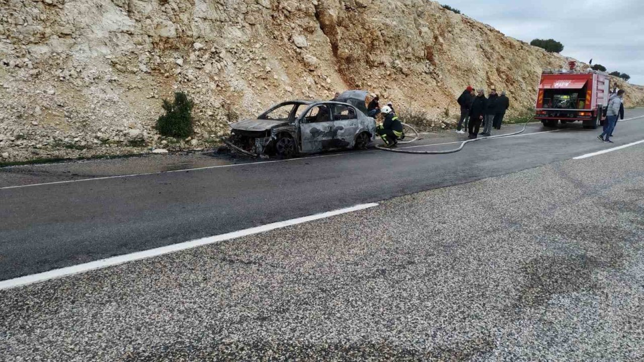 Gaziantep'te Faciadan Dönüldü! Seyir halindeki otomobil yandı, 5 kişi son anda dışarı çıktı