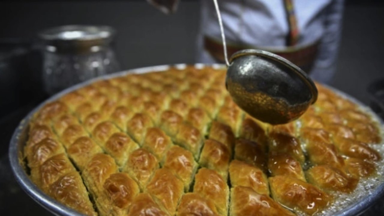 ANTEP BAKLAVASINA DEV ZAM! Antep Baklavasının Kilosu Bin TL'ye Yaklaştı. Vatandaşlar 'BAKLAVA ARTIK BİZİM İÇİN RÜYA' dedi