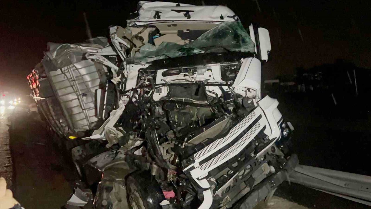 Gaziantep'e Gelen Tır Aksaray’da çarpıştı: 1 ağır yaralı