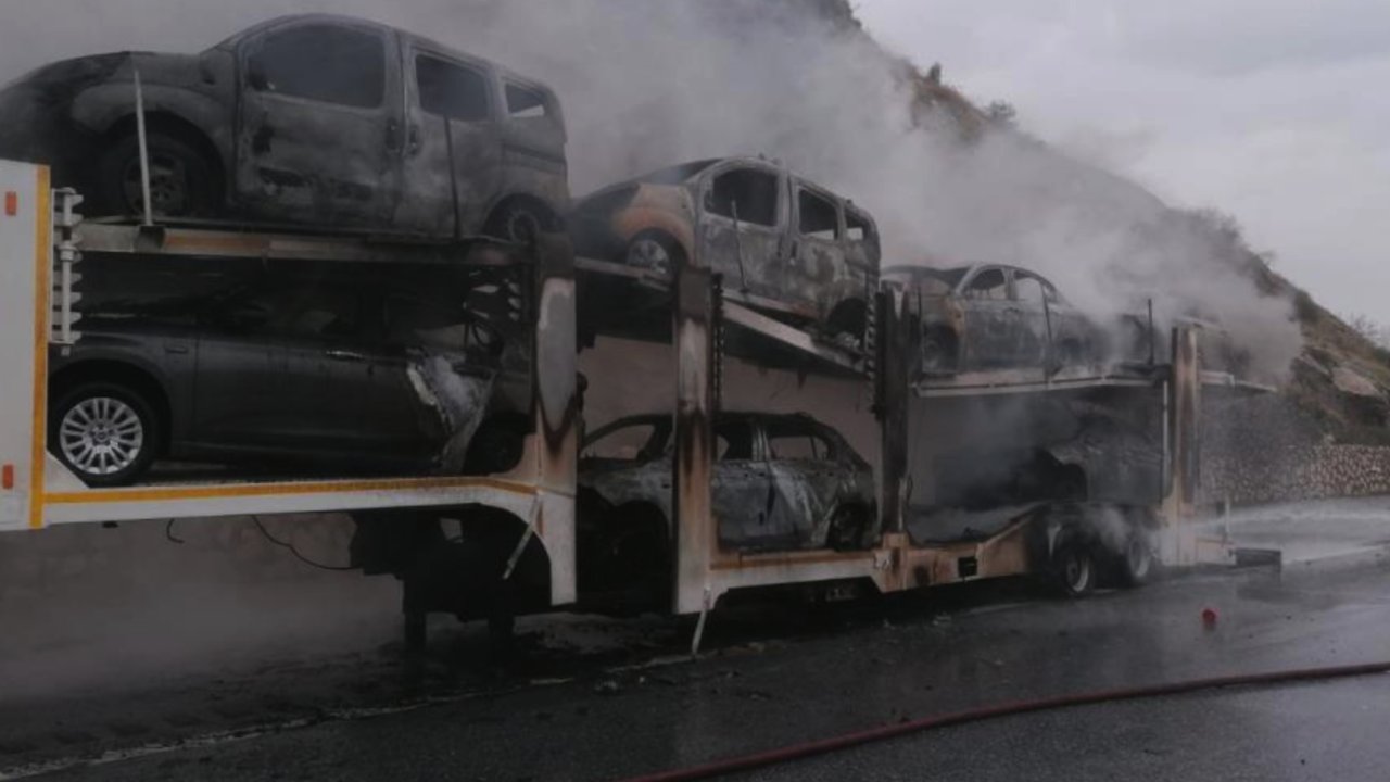 Tarsus-Adana-Gaziantep (TAG) otoyolunda Dorsesinde 8 sıfır otomobilin bulunduğu tır yandı