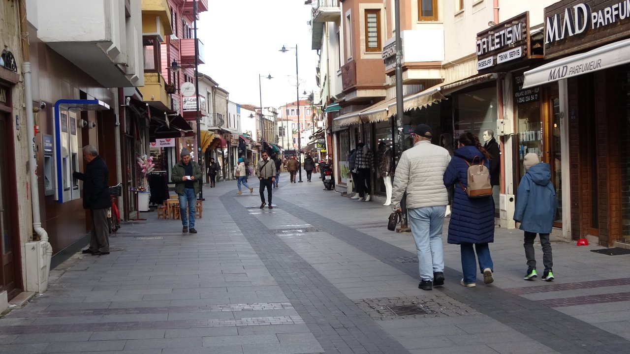 Prof. Dr. Alper Şener'den uyarı : 'Virüs tatile çıkmıyor'