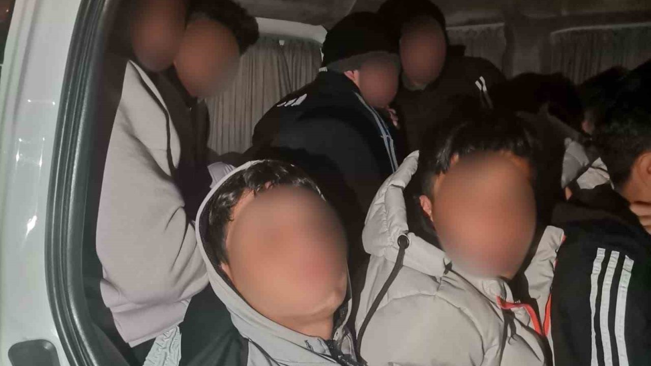 Gaziantep’ten Bursa’ya gitmeye çalışan bir minibüs dolusu kaçak göçmen yakalandı