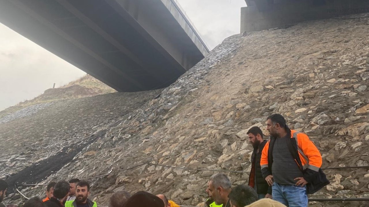 Gaziantep'te Tır viyadükte asılı kaldı! Metrelerce Yükseklikten Aşşağıya Düştü