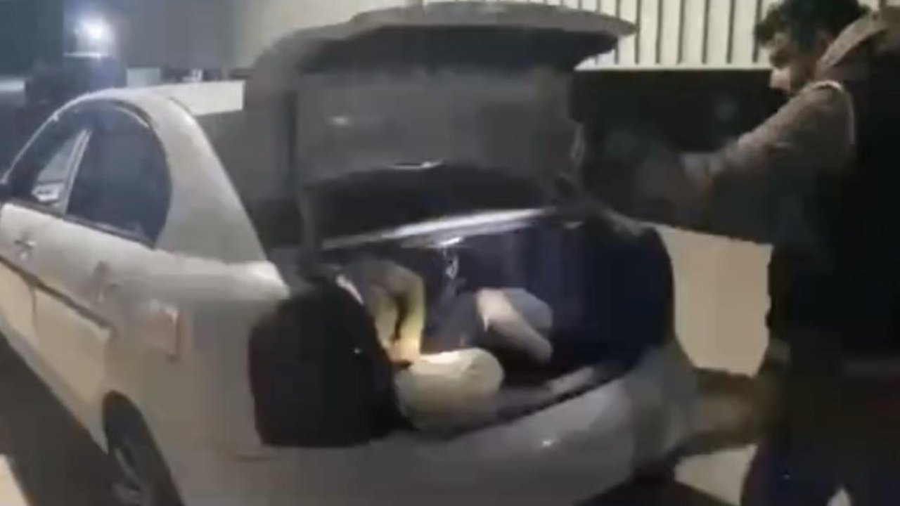 Tarsus Adana Gaziantep (TAG) Otoyolunda durdurulan otomobilin bagajından kaçak göçmen çıktı