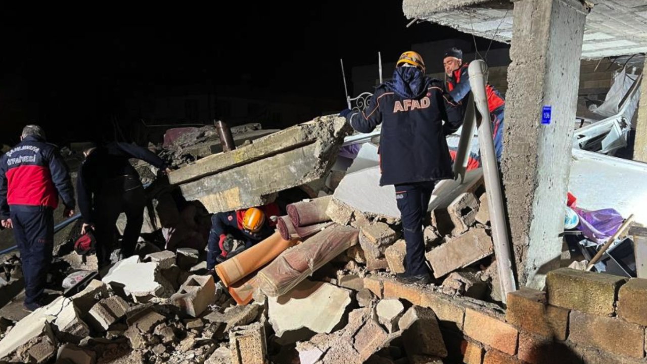 Gaziantep'in komşu ili Şanlıurfa'da Orta Hasarlı Bina Çöktü: 2 ölü,8 yaralı! Bozdağ’dan açıklama!