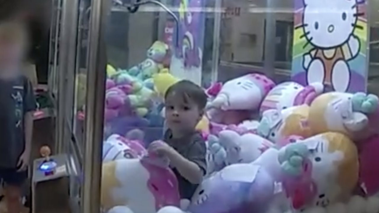 Oyuncak kapma makinesine sıkışan çocuğu polis camı kırarak kurtardı