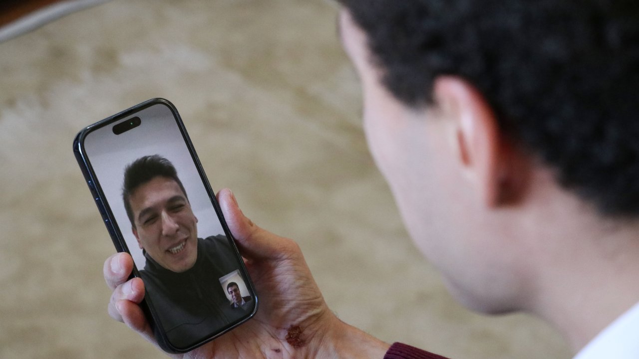 Gaziantep'te yaşayan Yiğit Akar depremde kendisini enkazdan çıkaran "kurtarıcısı"na minnettar