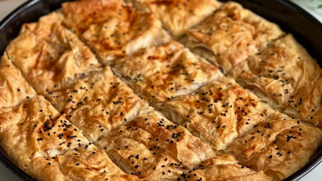 25 Dakikada El Açması Lezzeti: Pratik Tepsi Böreği Tarifi! Parmaklarınızı Yiyeceksiniz...
