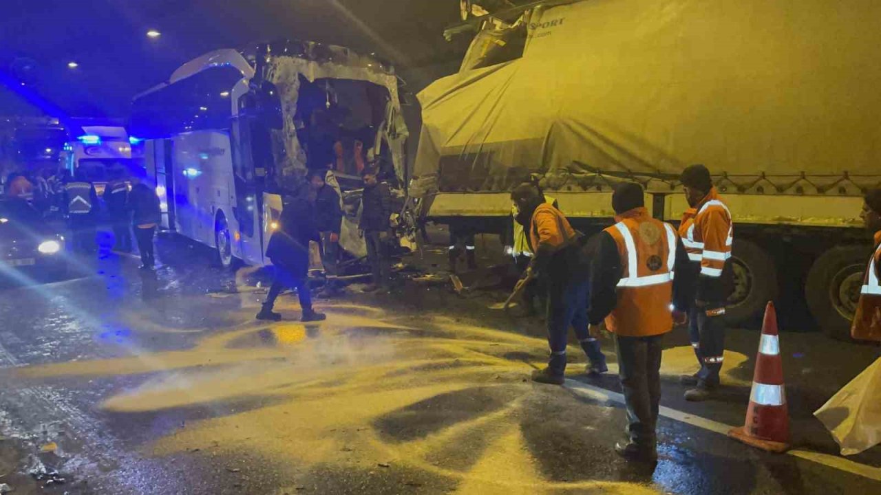 Tarsus-Adana-Gaziantep (TAG) otoyolunun Kızlaç Tüneli'nde zincirleme trafik kazası: 1 ölü, 6 yaralı