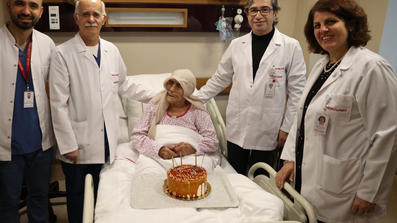 Gaziantep'te yaşayan 111 yaşındaki Hatice Düzer hem enkazdan sağ çıktı hem de yakalandığı zatürreyi atlattı