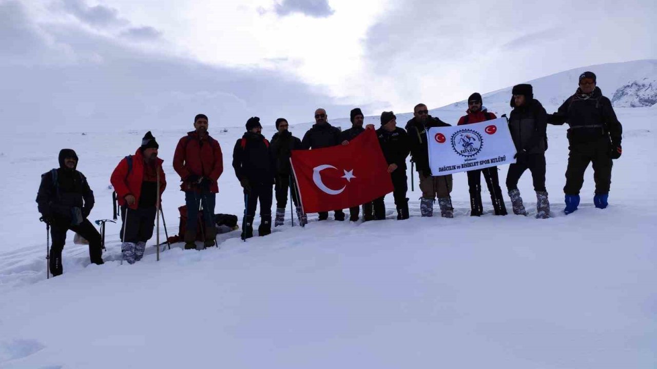 Dağcılar, 6 Şubat’ta hayatını kaybedenler için tırmandılar