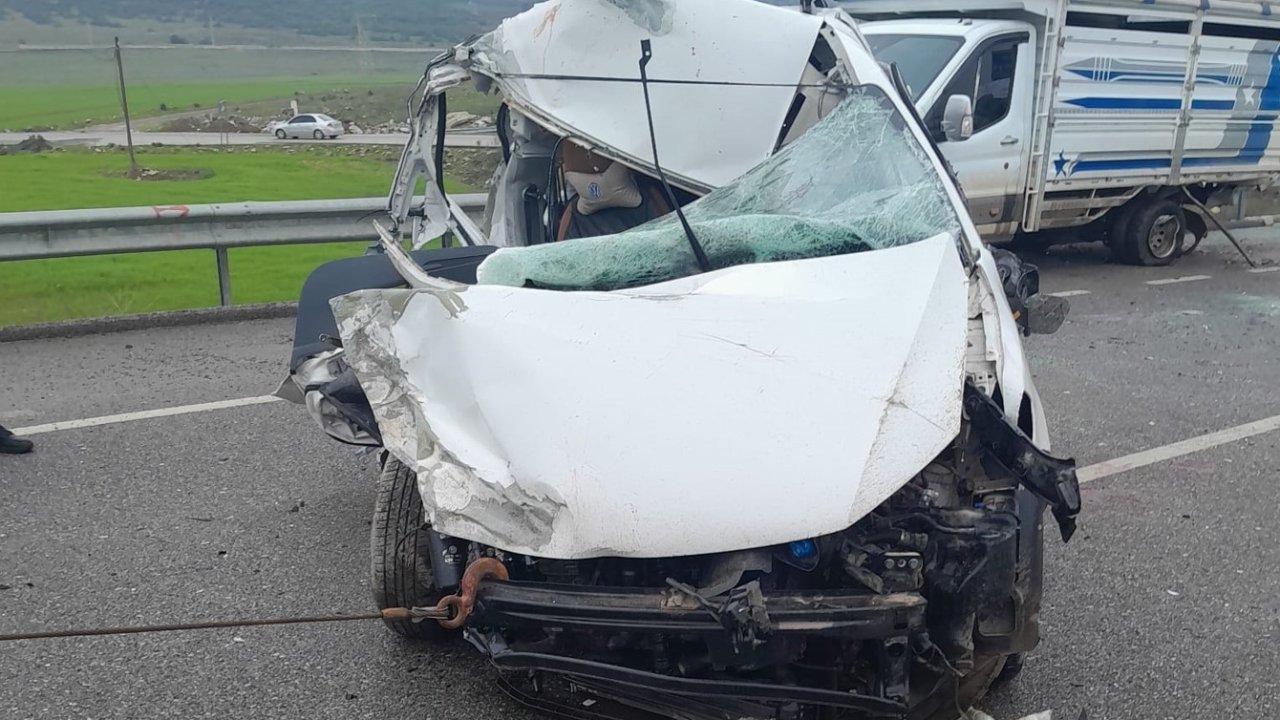 Gaziantep’te hafif ticari araç ile kamyonet çarpıştı: 3 yaralı