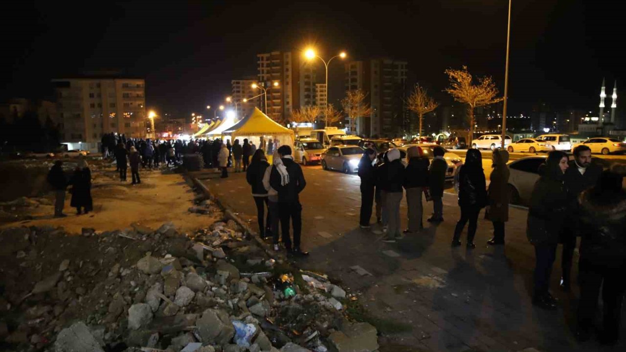 Gaziantep’te depremde hayatını kaybedenler için enkaz alanında Kuran-ı Kerim okutuldu