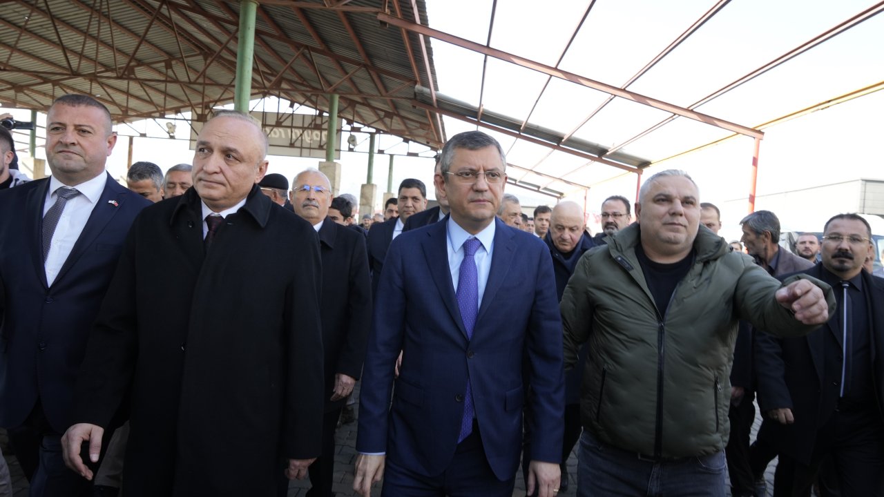 CHP Lideri Özel, Gaziantep'te konteyner kentte vatandaşlarla sohbet edip, acılarına ortak oldu