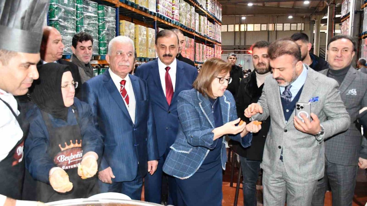 Başkan Şahin, Kadooğlu’nda işçilerle bir araya geldi. Şahin, kolları sıvayarak köfte yoğurdu