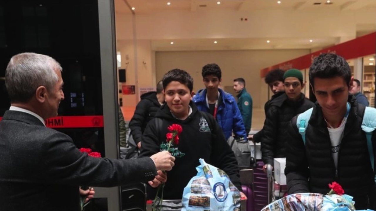 GAZİANTEP HAVALİMANI VE HAYAL KIRIKLARI DEVAM EDİYOR! UMRE'DEN DÖNEN OLMASA.....