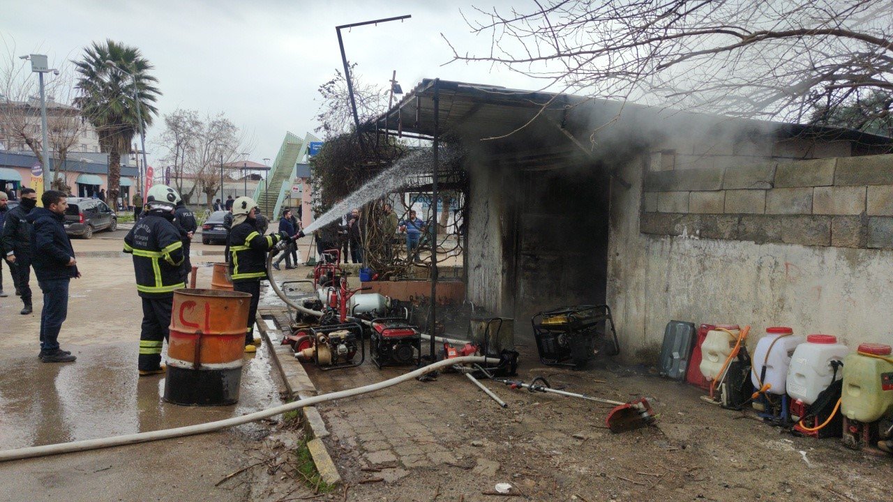 Gaziantep'te sobaya yanlışlıkla dökülen benzin iş yerini küle çevirdi