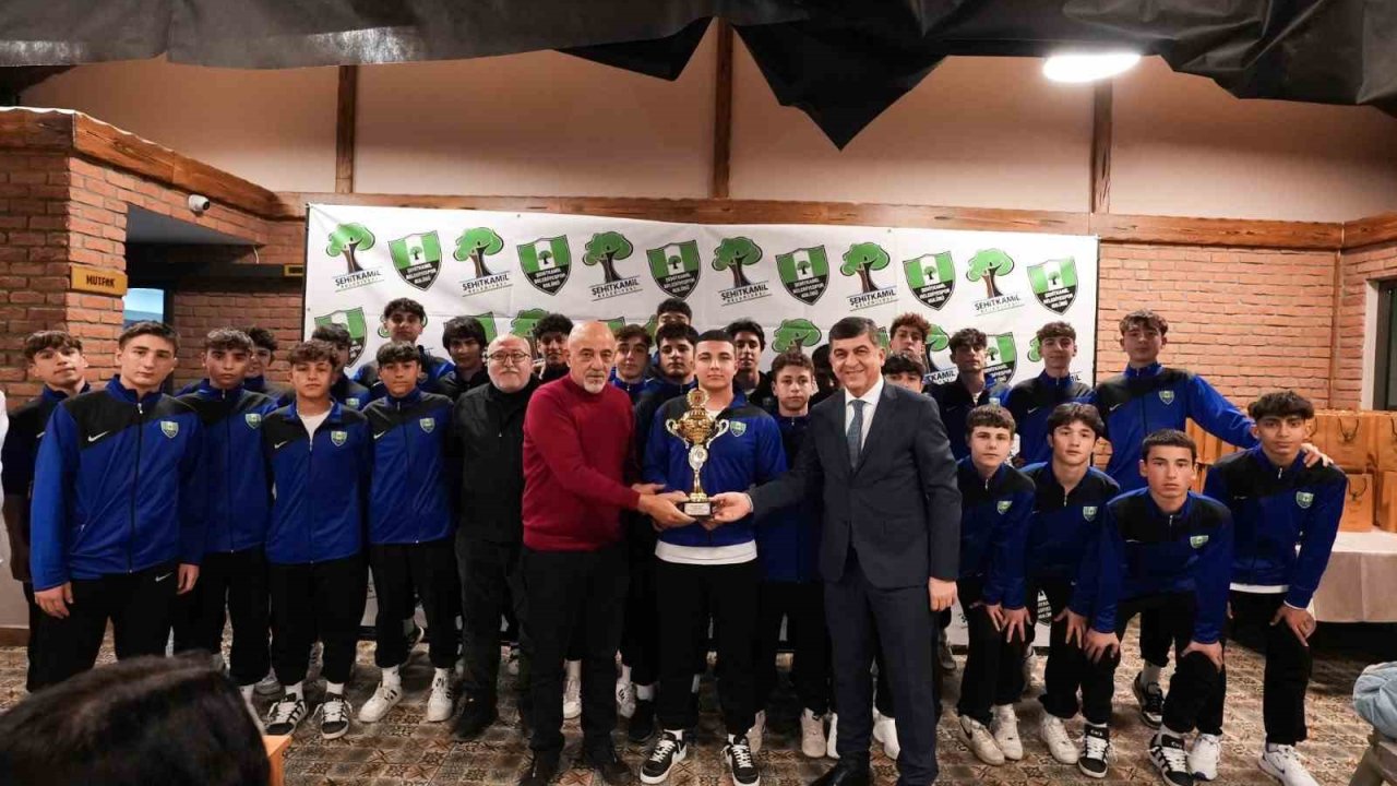 Başkan Rıdvan Fadıloğlu, şampiyonları kutladı