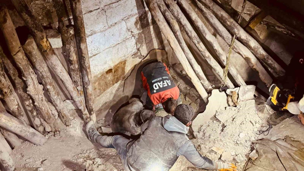 Gaziantep'e komşu il Şanlıurfa’da 2 katlı ev çöktü: 1 kişi enkaz altında kaldı