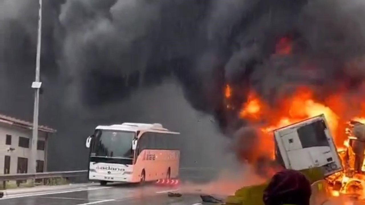 Tarsus-Adana-Gaziantep otoyolunda tır yandı, otobüsteki yolcular tahliye edildi