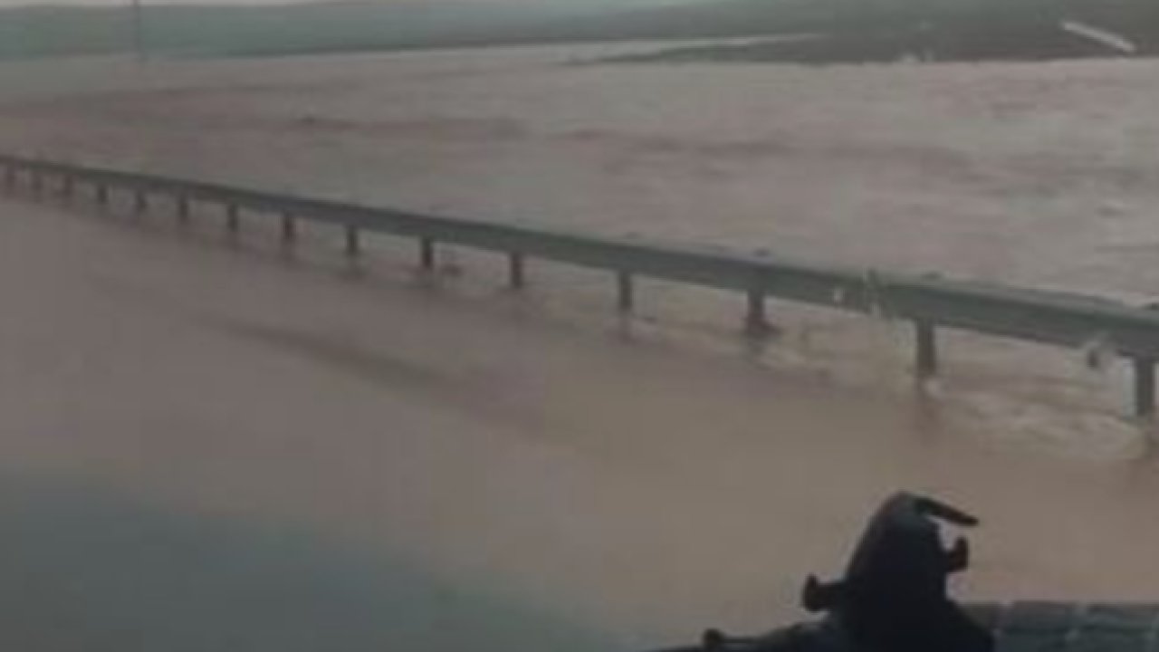 Gaziantep'in Komşu İli Şanlıurfa'nın -Viranşehir karayolunda sel