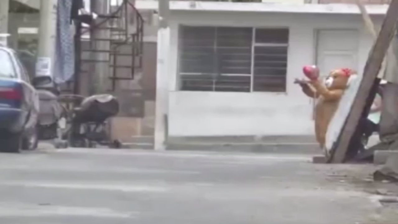 Ayı kostümü giyen polis uyuşturucu satıcısını yakaladı