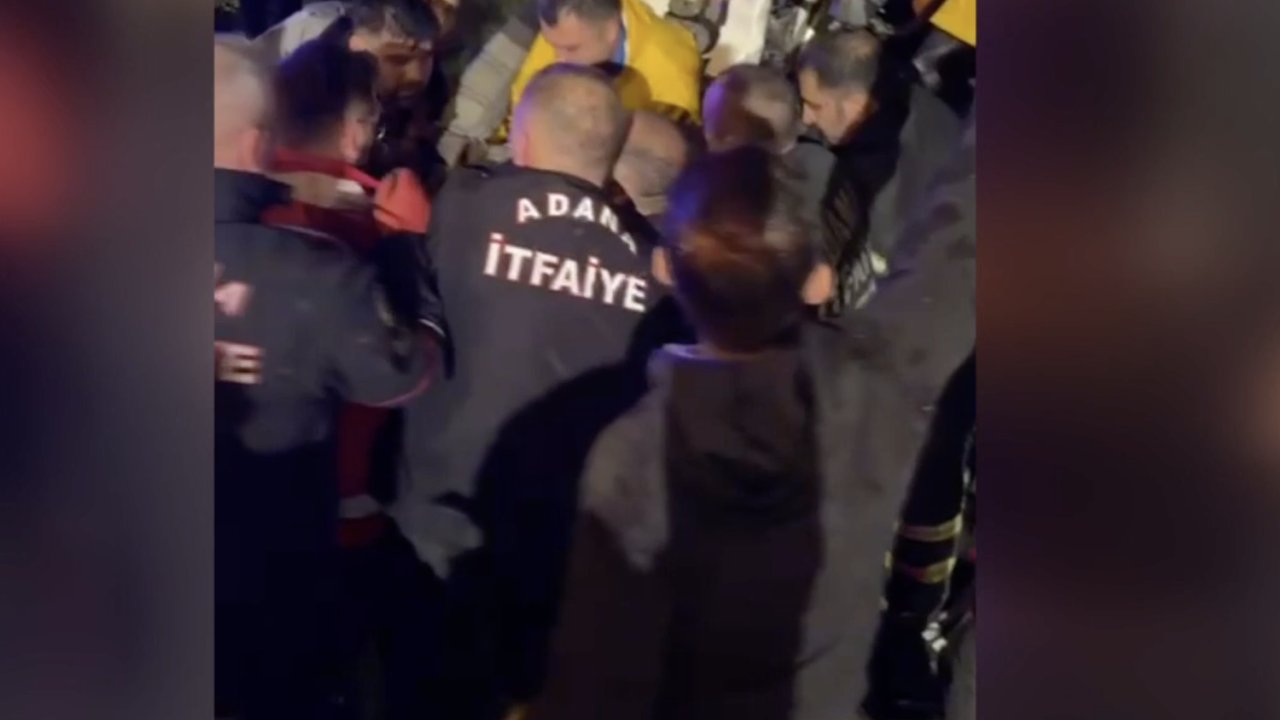 Gaziantep otoyolunda tır bariyere çarptı! Yaralanan sürücüyü itfaiye ekipleri çıkardı