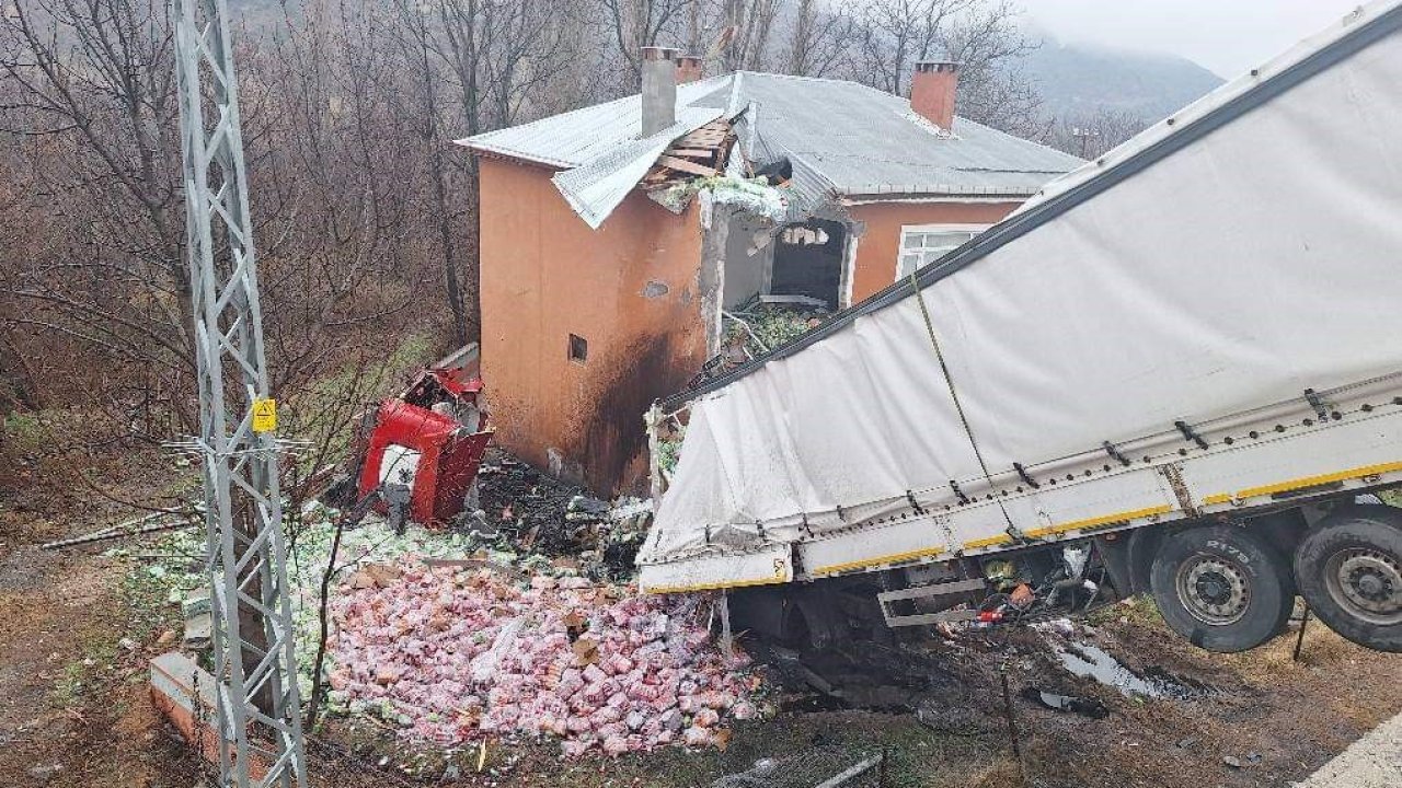 Bu evin üzerine sürekli kamyon uçuyor