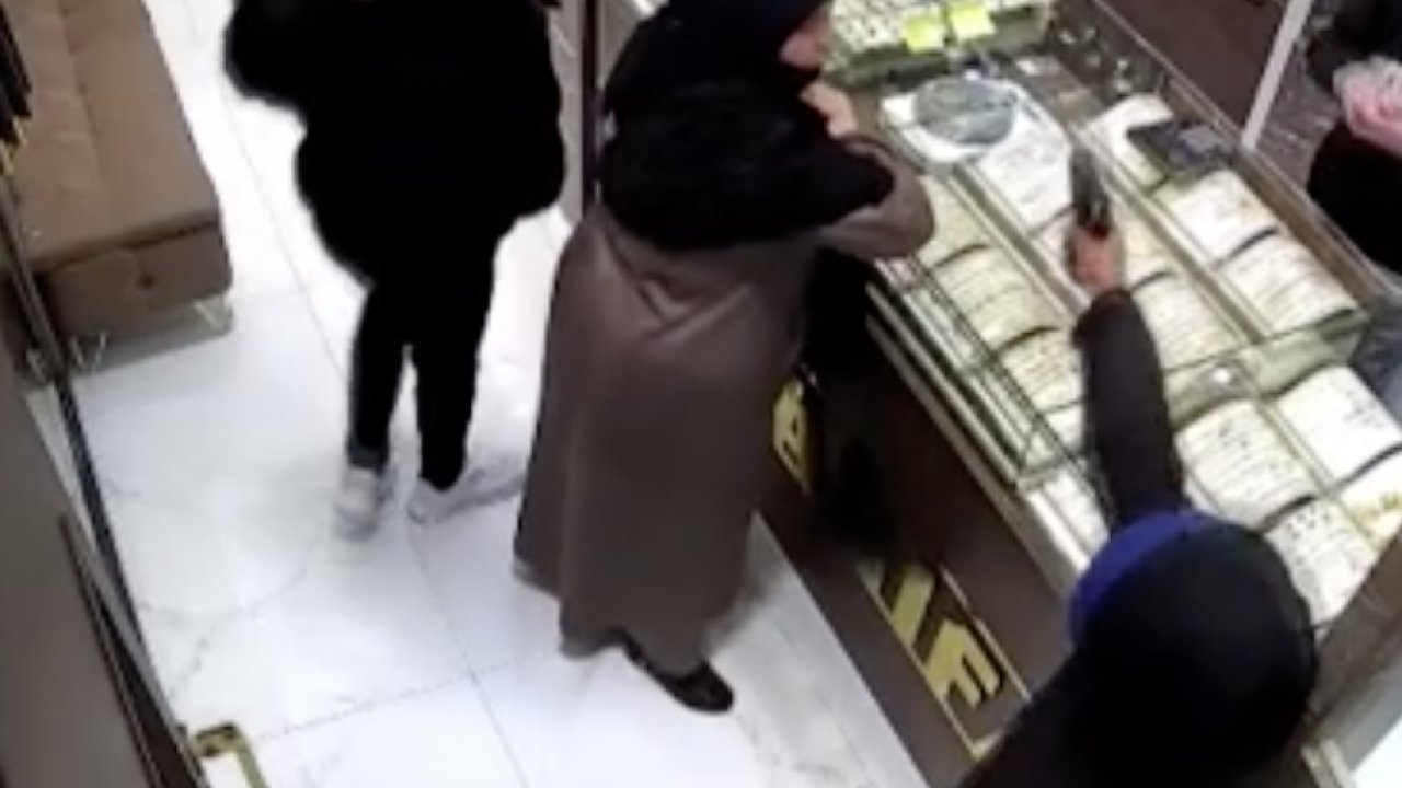 Kuyumcuya giren şahıs silahla 1 kişiyi vurdu!