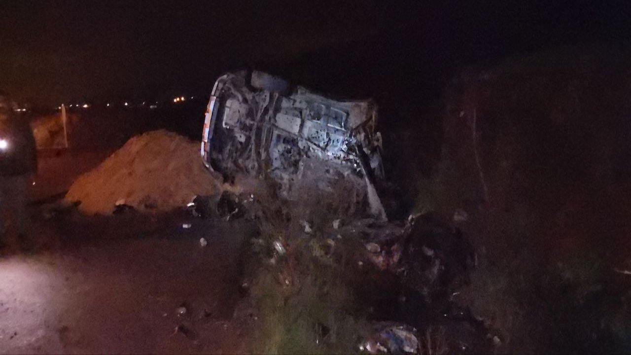 Hatay-Gaziantep karayolunda Motoru yerinden fırlayarak hurdaya dönen cipin sürücü ağır yaralandı