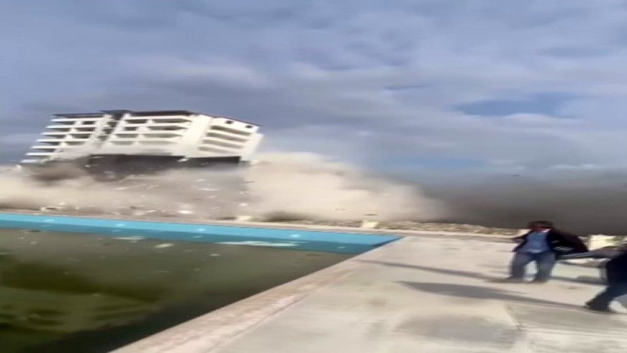 13 katlı bir bina, iş makinesinin darbesiyle yerle bir oldu!