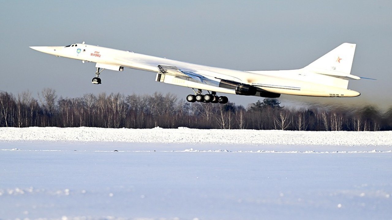 Putin'den Batı'ya gözdağı: Nükleer silah taşıyabilen "Tu-160M" ile uçtu