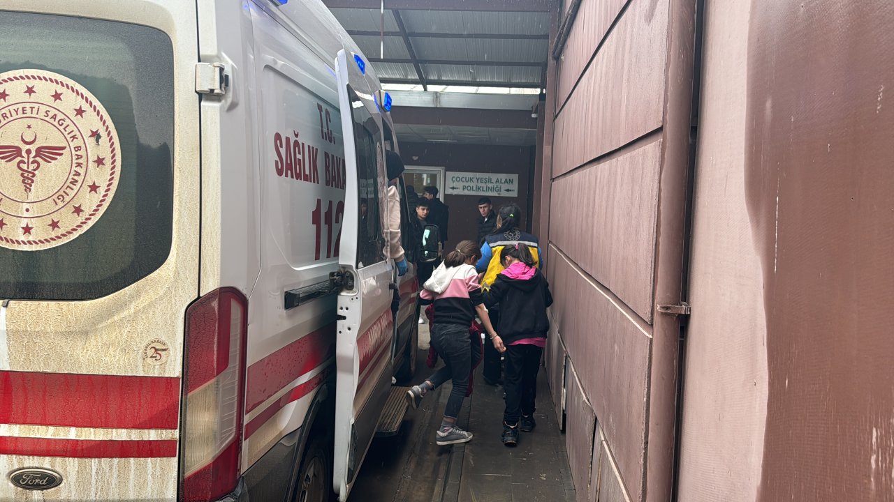 Öğrenciler yedikleri kekten zehirlendi