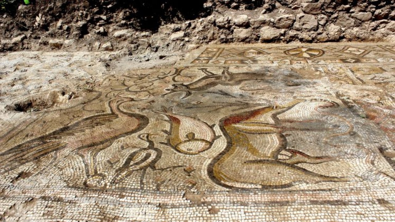 '˜Cennet Sahnesi'nin yer aldığı mozaik, defineciler tahrip etmeden taşındı