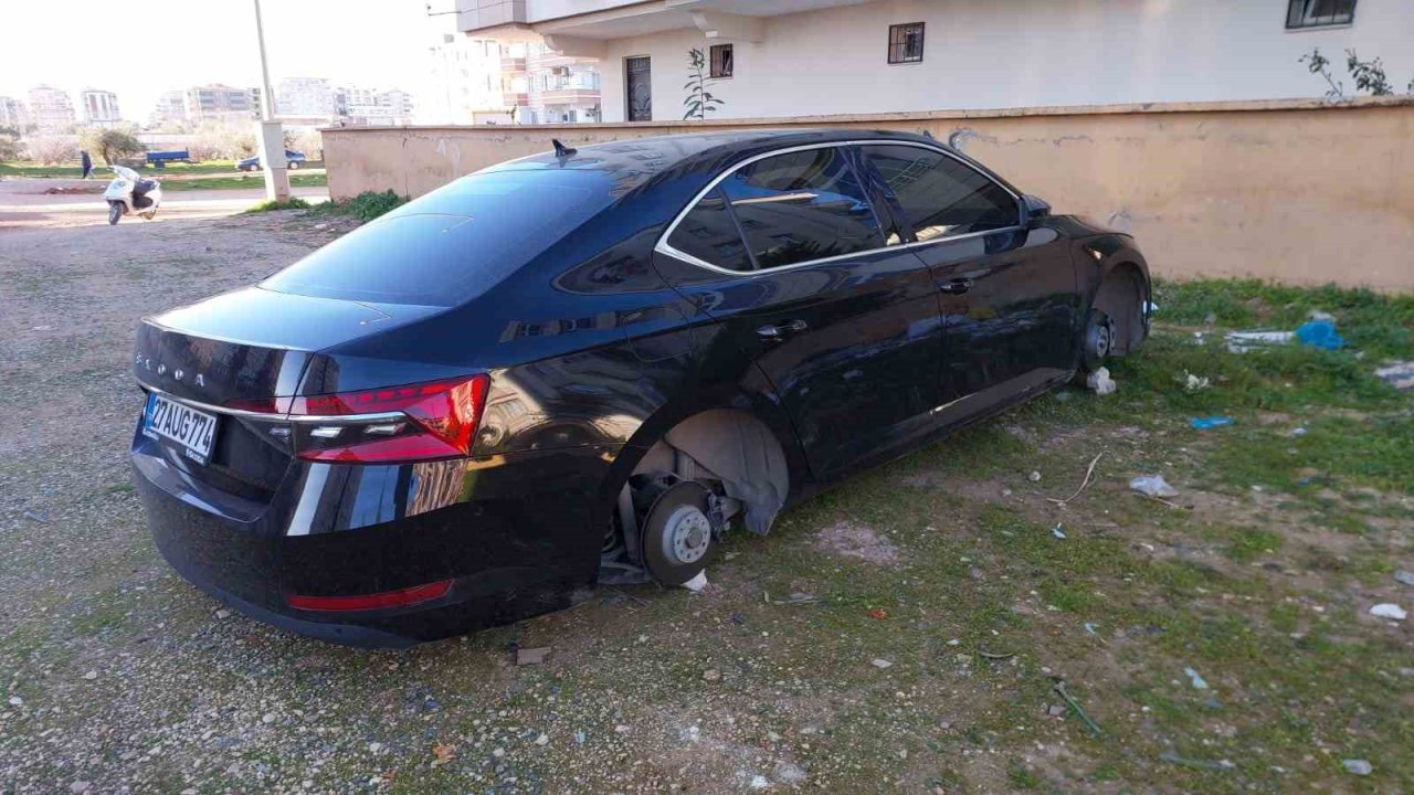Gaziantep'te Hırsızlar Bunuda Yaptı! Park halindeki lüks aracın lastikleri ve jantları çalındı