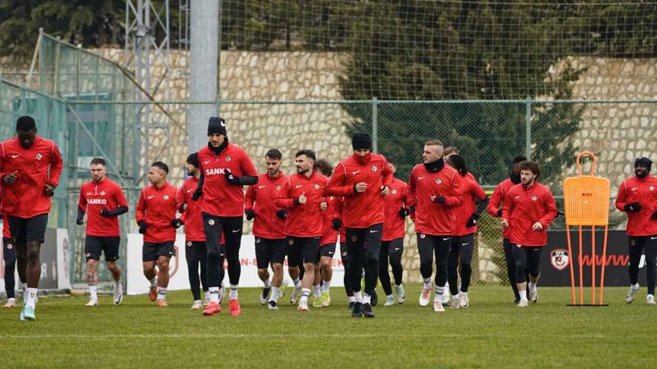 Gaziantep Fk'da kimsenin ağzını bıçak açmıyor!