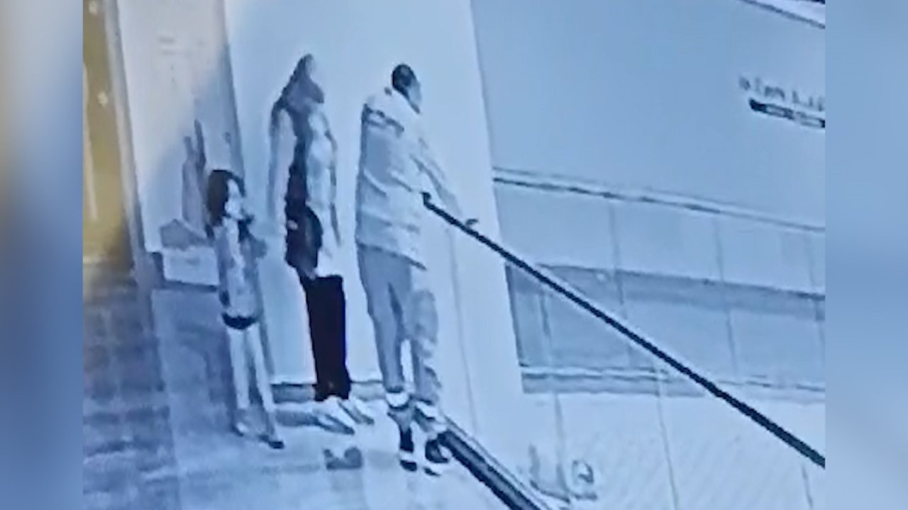 Güvenlik filesi sayesinde beton zemine düşmekten kurtuldu