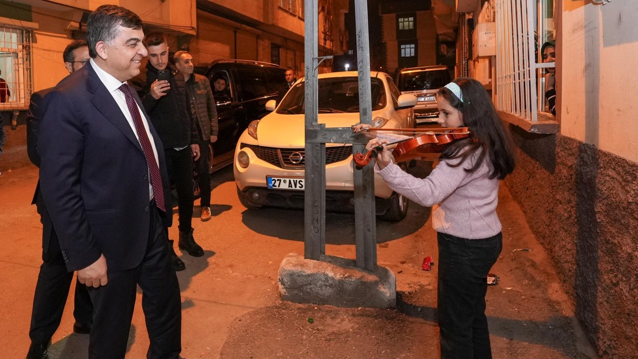 11 yaşındaki Asmin, Başkan Fadıloğlu'nu keman çalarak karşıladı