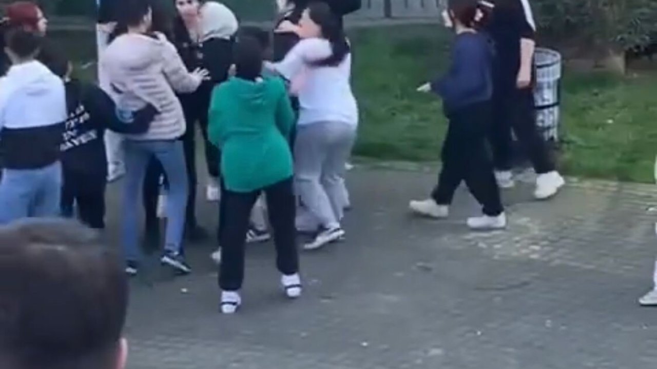 Genç kızların sevgili kavgası