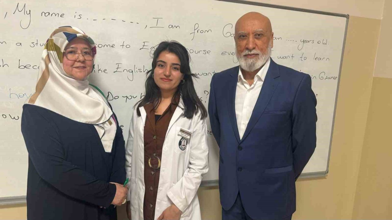 Gaziantepli emekli çiftin İngilizce tutkusu "öğrenmenin yaşı yok’ dedirtiyor