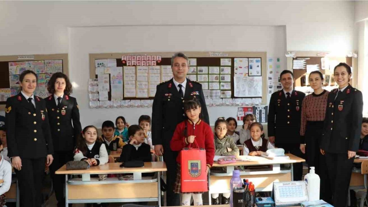 Gaziantep'te resim yarışmasında dereceye girenlere jandarmadan hediye