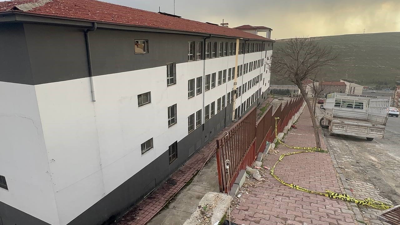 Gaziantep'te Facia! Kamyonet 30 metre yükseklikten okul bahçesine uçtu, faciadan dönüldü