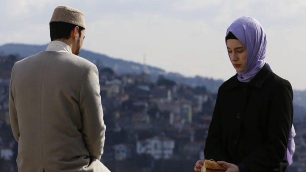 Kızıl Goncalarda Şok: 'Kızıl Goncalar'ın Cüneyd'i, Zeynep'i Şoke Eden Gerçekle Yüzleştiriyor!